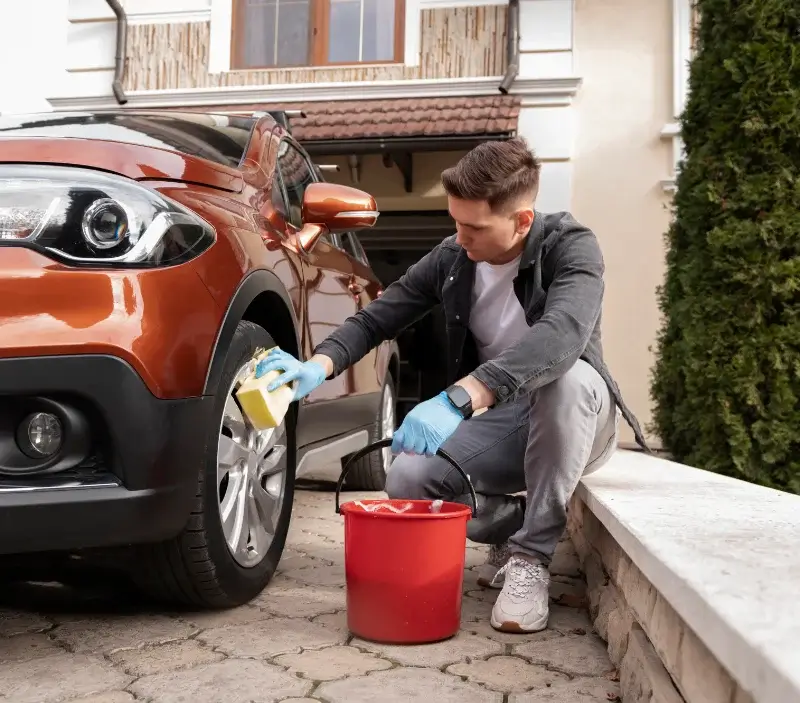 Lavage auto à domicile Kerlaz : professionnel intervenant sur un véhicule